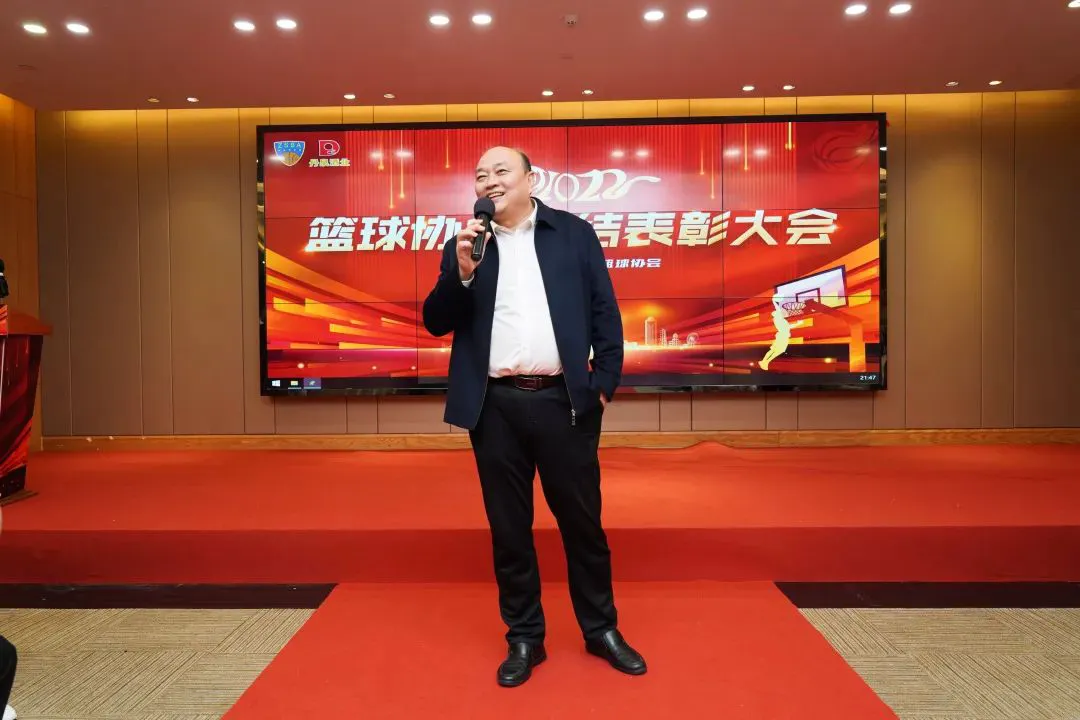 如何利用篮球青训营提升个人技术和团队协作?_1